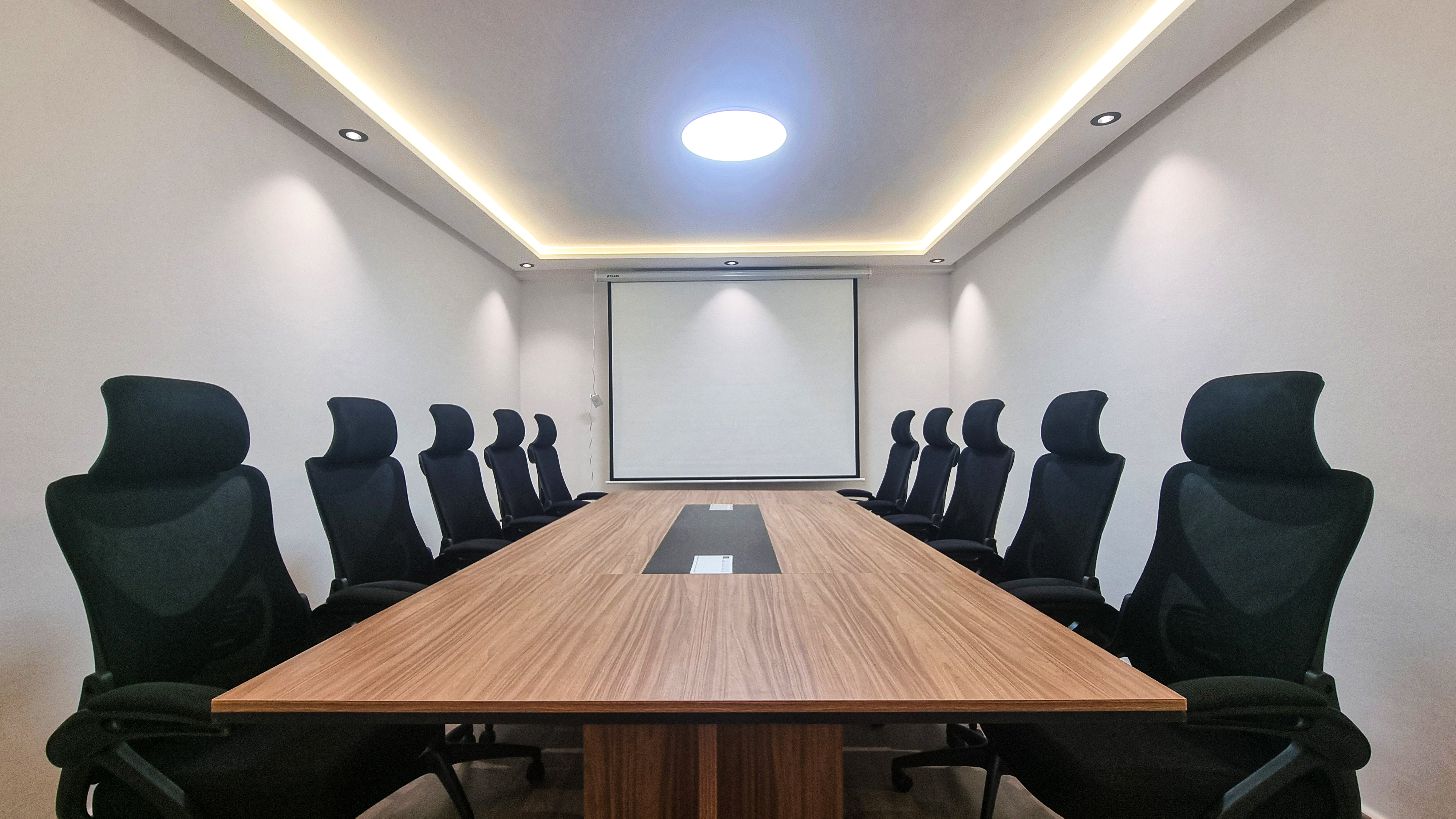 Salle de formation moderne à Valfleuri, Tanger avec vidéoprojecteur et mobilier professionnel